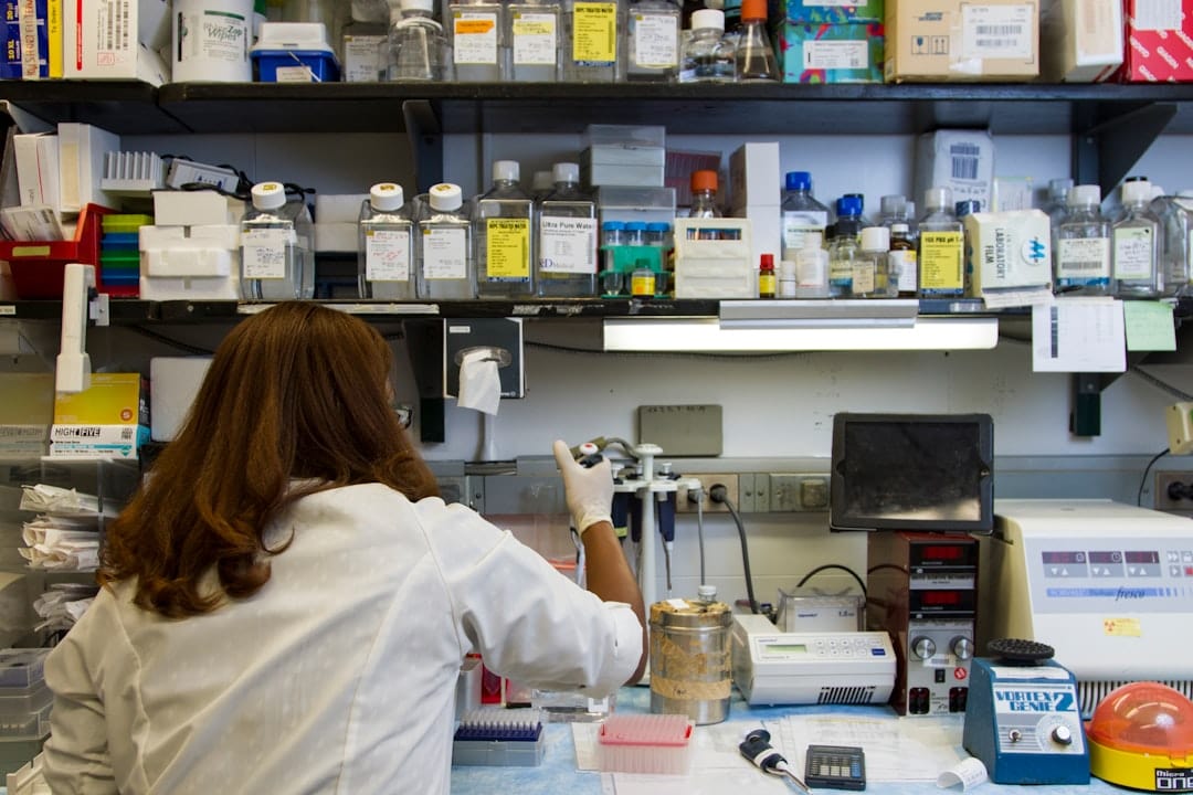 Photo Scientist in lab