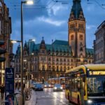 Vernetzte Straßenkreuzung einer deutschen Großstadt mit smarter Ampel und Elektrobus